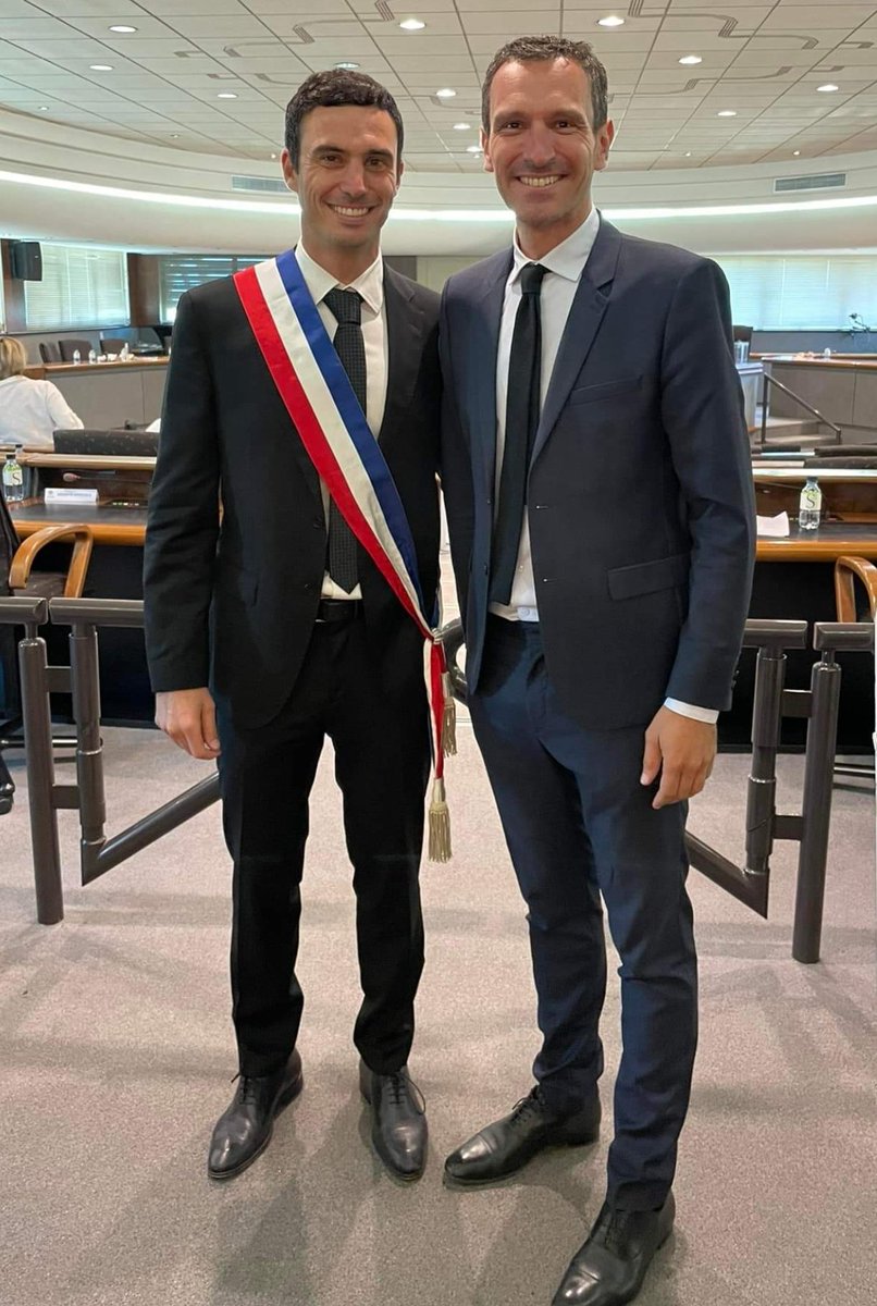 lisulanu's tweet image. Une première mondiale.  Un homme politique corse, se fait cloner.