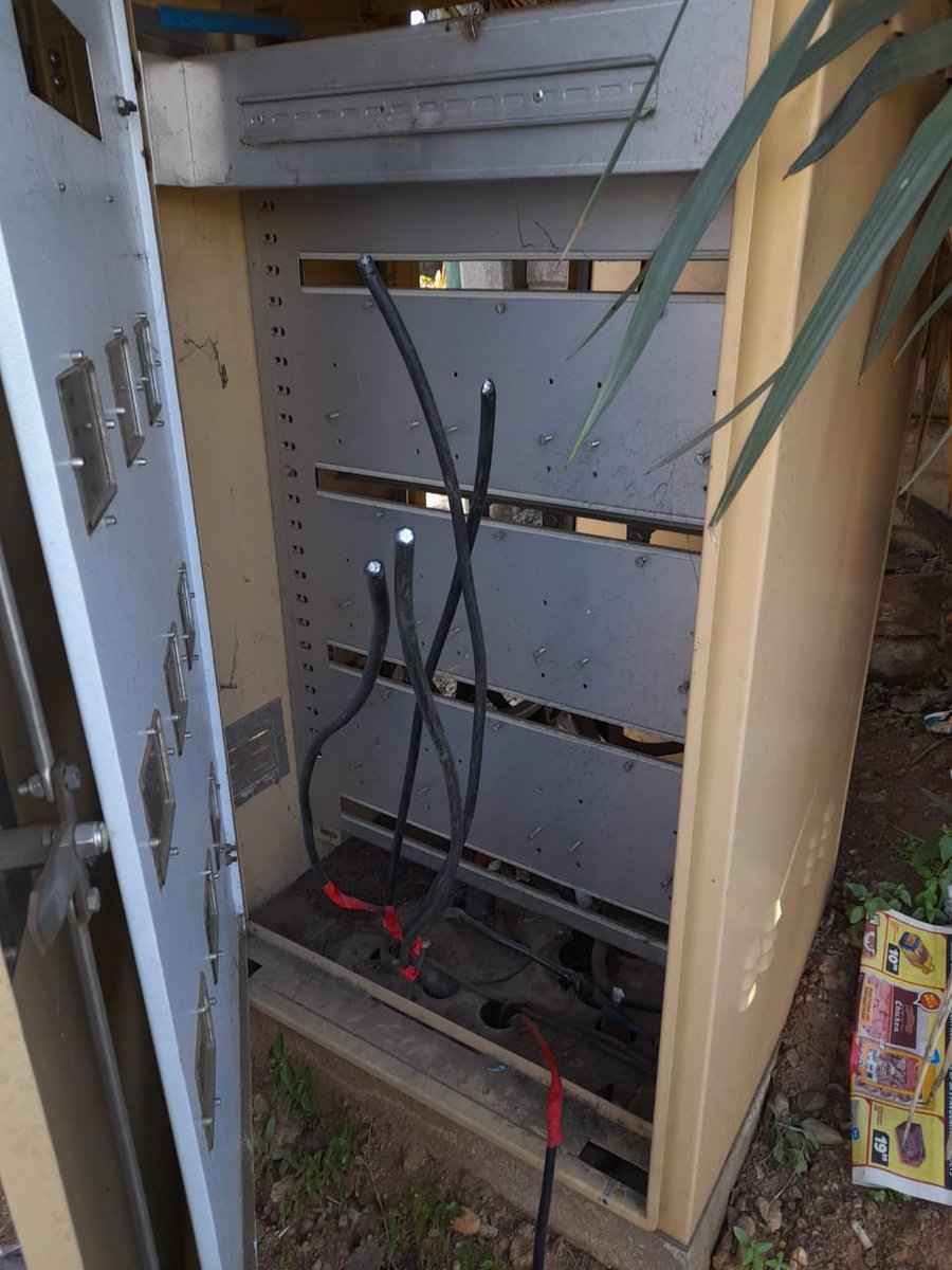 AllenTTrading's tweet photo. @City_Ekurhuleni @CoE_Call_Centre We reported this matter numerously to no avail &amp; our lives are endangered because of your incompetence. Your CallCentre claims your Electricians are refusing to resolve https://t.co/t93lwfSrH2 this what the @Our_DA call "service delivery"? https://t.co/7I2cOtowhM