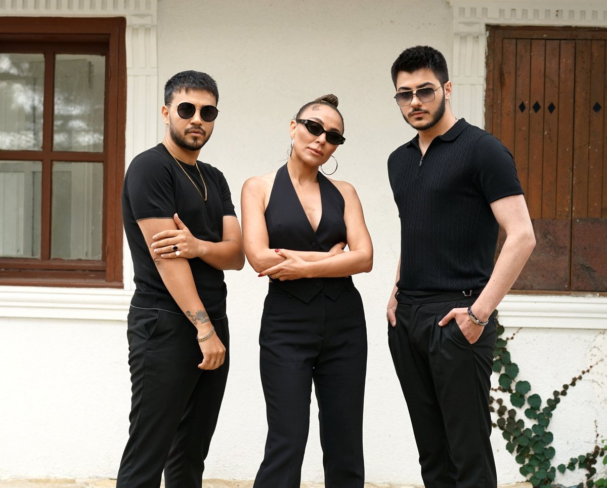 2022 yazının Türkçe pop hiti adaylarından biriyle tanış 🤝 Semicenk, Ziynet Sali, İlkan Günüç'u bir araya getiren Bozulmuş Kalbim. spoti.fi/3Pbs0O8