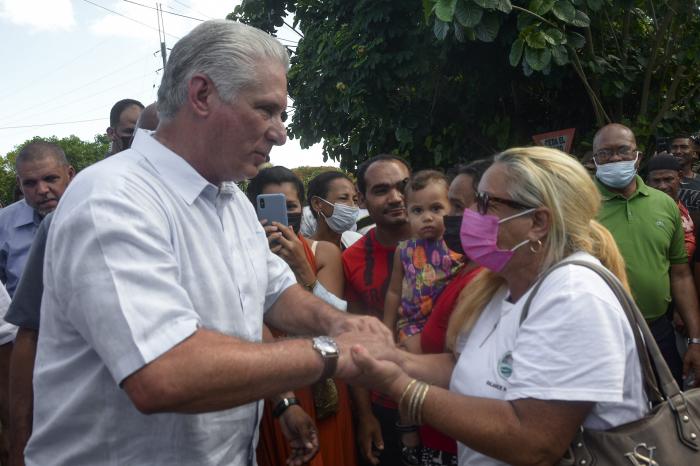 DiazCanelB's tweet photo. La atención integral a los barrios es a la vez un proceso de creación cultural en la forma de convivir y de socializar, que se fortalece en el rescate de esencias y tradiciones. Es acompañar el crecimiento sin traumas, con cuyo mejoramiento han contribuido los artistas. https://t.co/dF3fP5vsuX