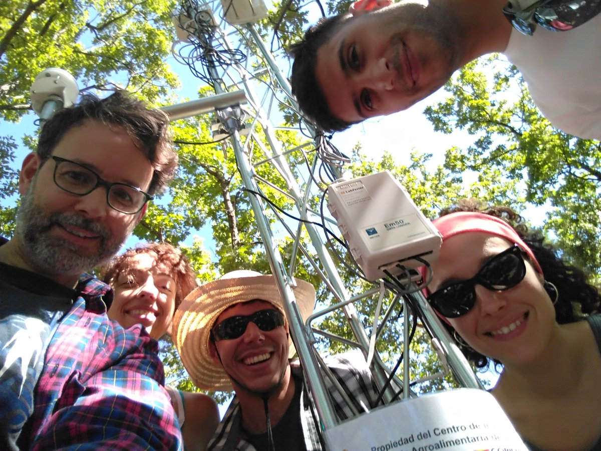 CPpice's tweet photo. ... y (por fin) levantamos las primeras torres con los sensores y loggers definitivos , con @A_L_Ballesteros @DavidAlonsoForn Victor Dos Santos y Nerea Urcola @ARAID @CITAAragon @AgEInves https://t.co/Aq3RQ9FSdu