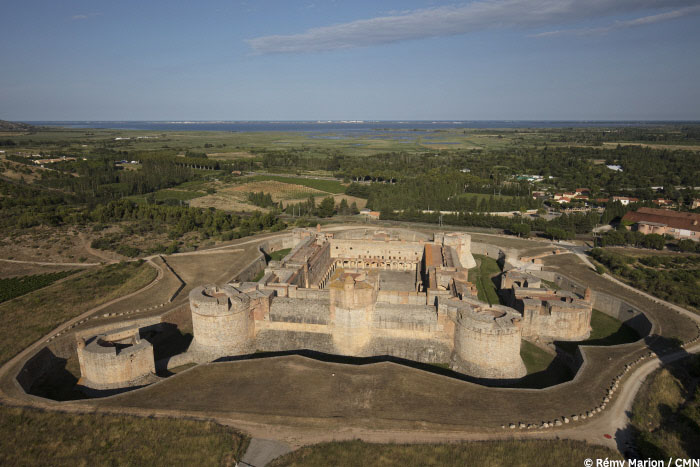 leCMN's tweet photo. L'Affaire des Poisons 🧪 
Entre 1679 et 1682, une série d'empoisonnements secoue la cour de Louis XIV. 😱 Sur plus de 400 accusés, 19 seront emprisonnés à la forteresse de #Salses jusqu'à leur mort !
https://t.co/Fp57H9tFAv https://t.co/v96ddOwQuK