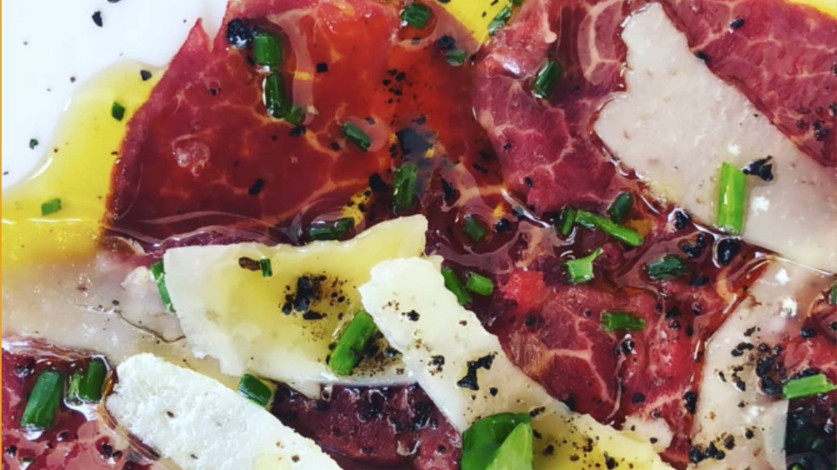 ChantarellaRest's tweet photo. Si aún no has probado uno de nuestros platos estrella, no esperes más y ven a deleitarte con este carpaccio de solomillo de buey con parmesano y canónigos.
#restaurantesrecomendados #planesenmadrid https://t.co/AEwfJwLKeL