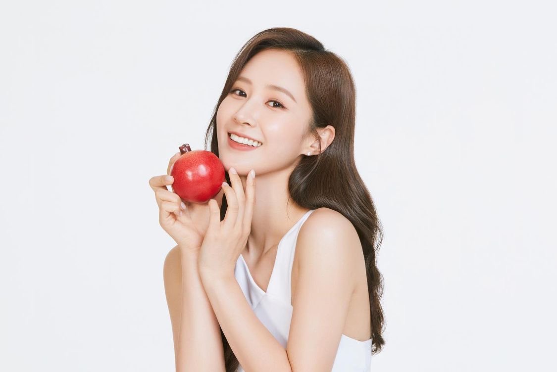 InspirationSNSD's tweet photo. 220709 | Nuove foto promozionali di Yuri per HL Science's Skin Master 💗

#Girlsgeneration #Yuri #HLScience https://t.co/Ml2BUGQtrY