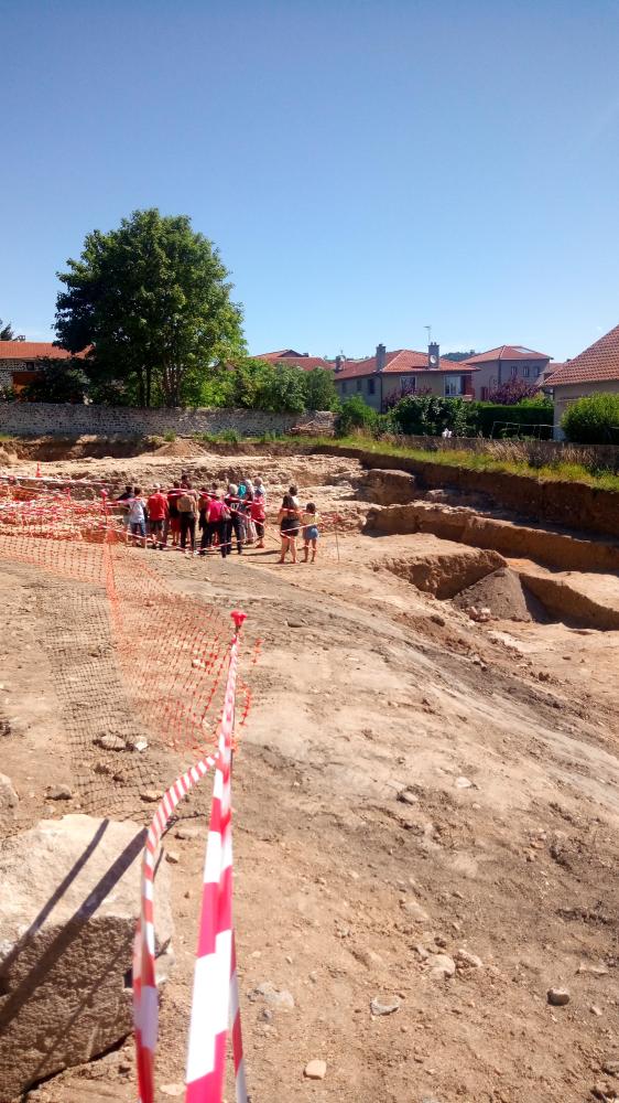 Via_Bolena's tweet photo. Chantier @Inrap ouvert aujourd'hui sur un terrain de #SaintPaulien #Ruessium et visite fort intéressante par les #archeos
Découverte probable du #forum de la capitale #vellave .
Encore jusqu'à 15h. Courez - y !
#galloromain
#fouilles
@Tourisme43 https://t.co/FSWWQ9QRWY
