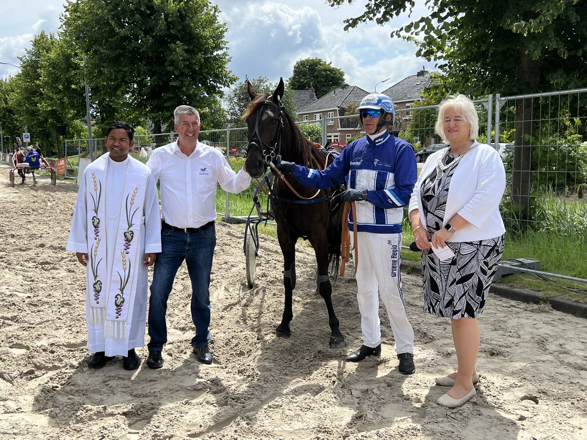 De <a href="/draverij/">kortebaan Draverij</a> Hoofddorp is weer terug op Kruisweg!! <a href="/marianneschuurm/">Marianne Schuurmans</a> Jos Koeckhoven en de pastoor die de paarden gezegend heeft. Mooi #evenement #immaterieelerfgoed marjaruigrok.nl/2021/09/04/kor… #erfgoed