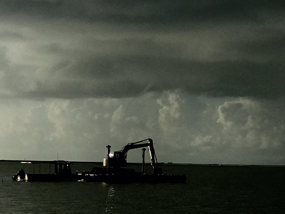 Faint waterspout in the center of the picture at Coden, AL looking towards mobile bay @JordanHallWX @TylerSmith_wx @WKRGEd @nwsmobile