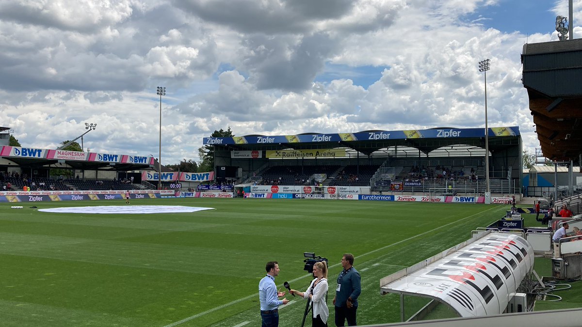 MarcelStorch's tweet photo. Test der #SGE gegen #LinzerASK. Übrigens hat auch Pasching ein Waldstadion. Heißt inzwischen aber auch Raiffeisen Arena. https://t.co/fIpvJNFLrb