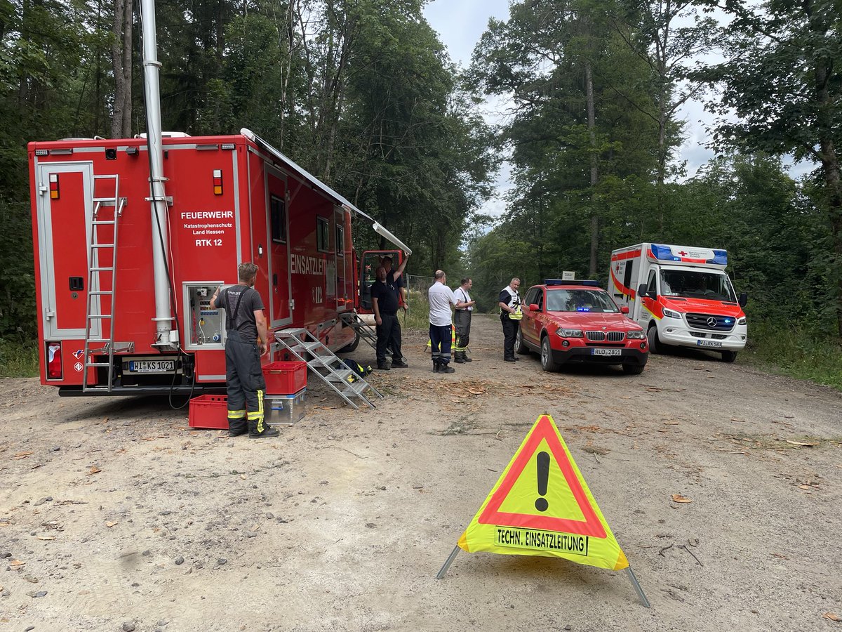 Im Bereich Stephanshausen kommt es zu einem größeren Waldbrand

Die Feuerwehren des Landkreises sind im Einsatz. Rund um Stephanshausen und in Presberg sind viele Einsatzfahrzeuge unterwegs.

Auch ein Polizeihubschrauber ist im Einsatz. #aktuell #waldbrand #rtk
