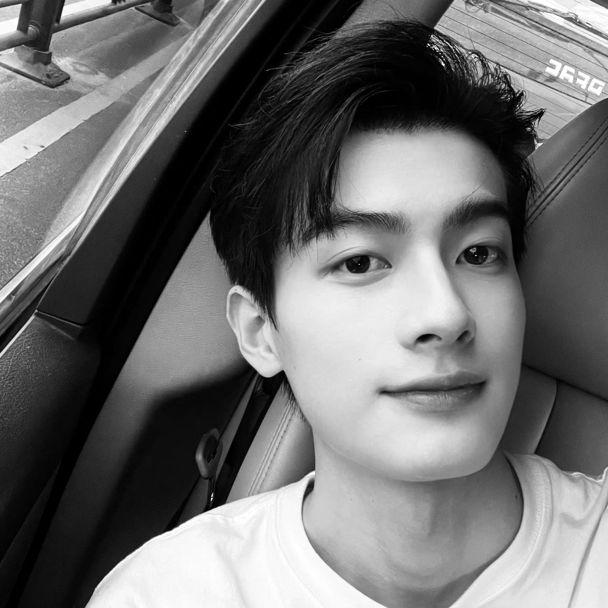 chenheyi_chy's tweet photo. 你的好友掏了掏自拍并说周六快乐🤳 https://t.co/V2erHNP71A