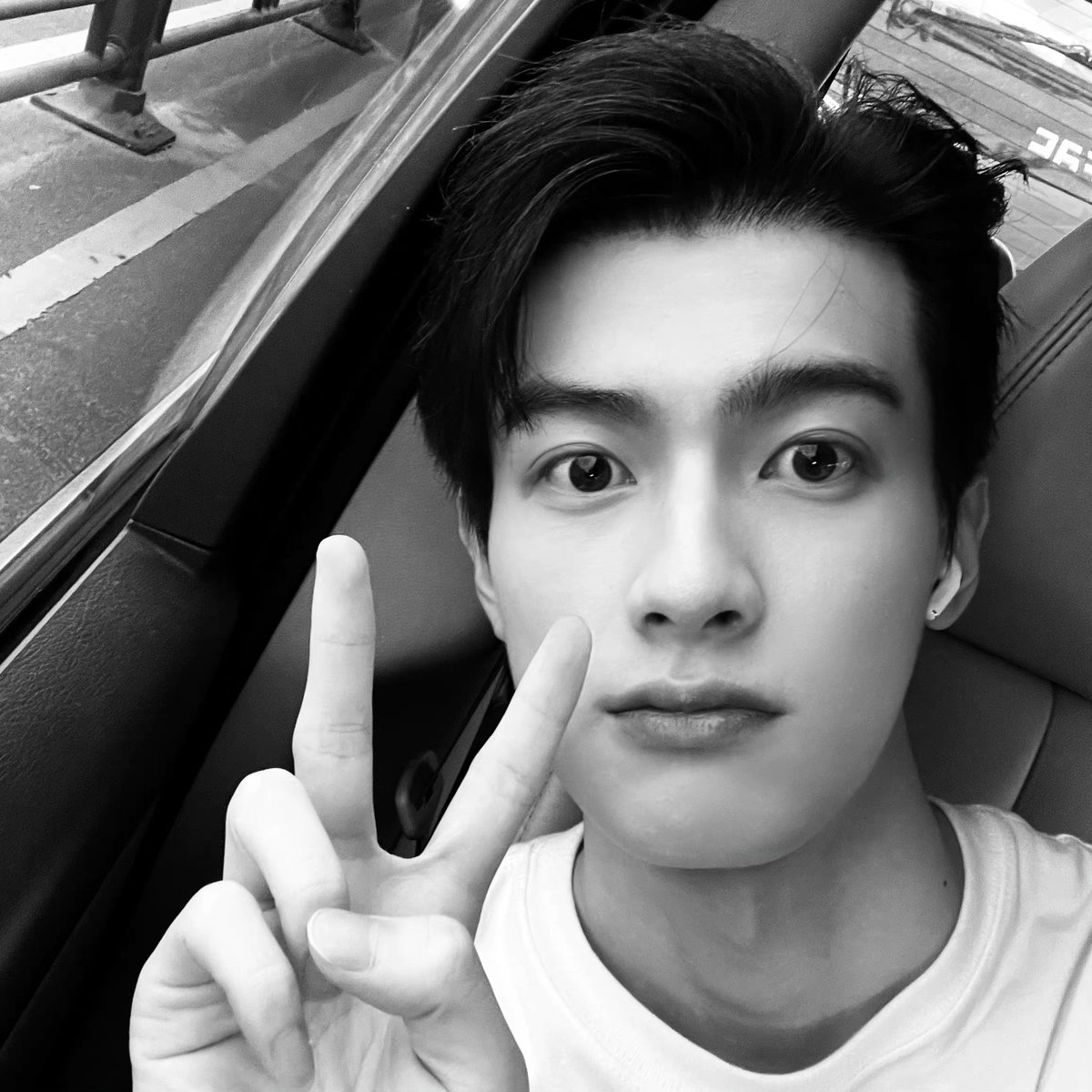 chenheyi_chy's tweet photo. 你的好友掏了掏自拍并说周六快乐🤳 https://t.co/V2erHNP71A