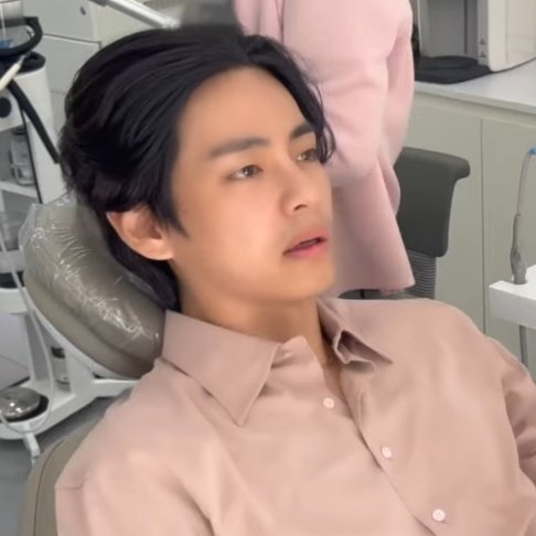 mubai__jk's tweet photo. นอกจากความหล่อแร้วกุยังได้มีมใหม่ด้วย https://t.co/Y9MSp2WRHG