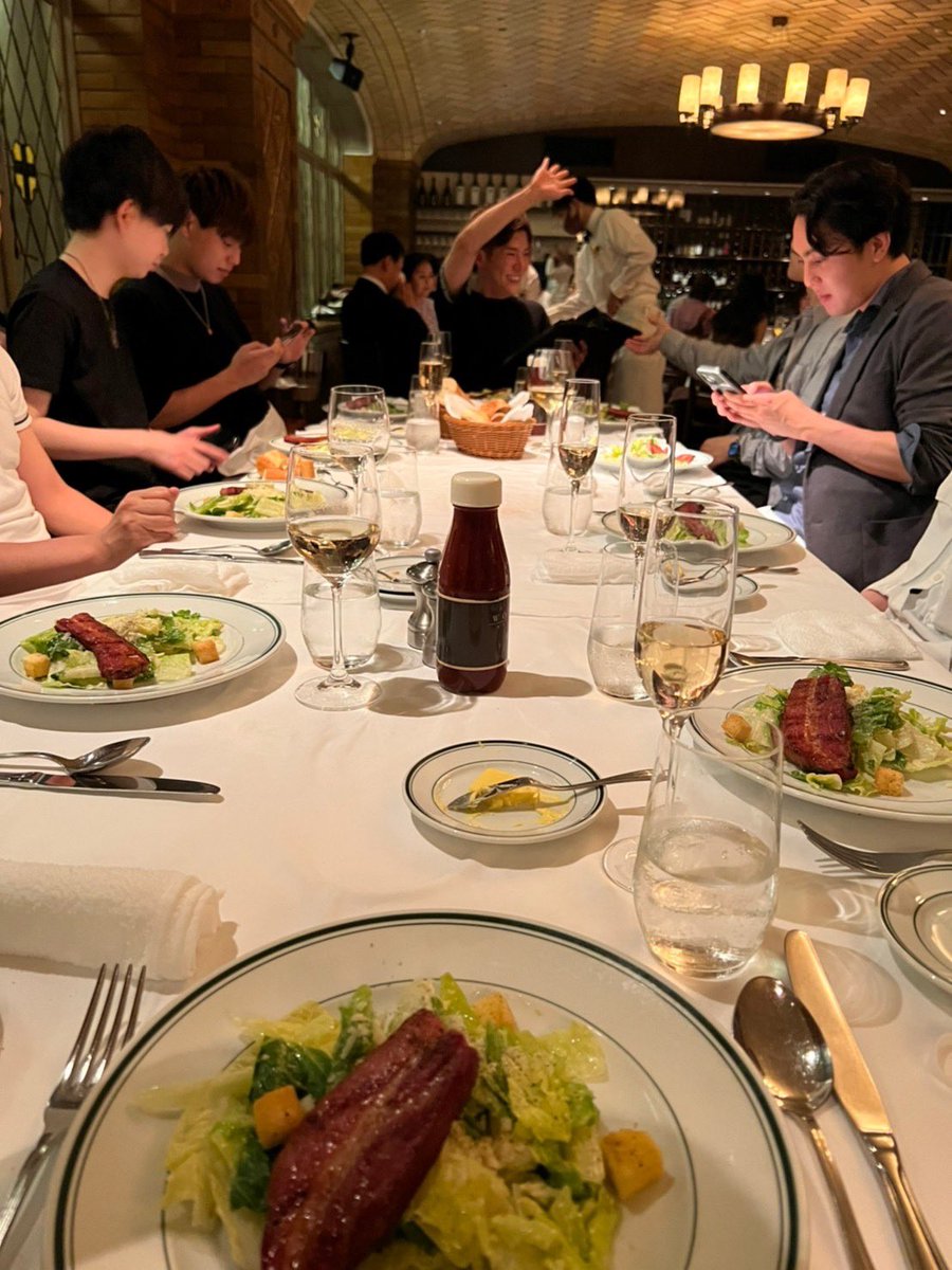 tshr0903's tweet photo. 特別な人と特別な事をいつもの場所で…🎂🎊🎉🍖
18時間全力を使い切った特別な1日になりました㊗️🥂✨😊
#Happybirthday
#ROCKON
#MEGAROCK
#ウルフギャング
#長春館 https://t.co/NFKo8QheYJ