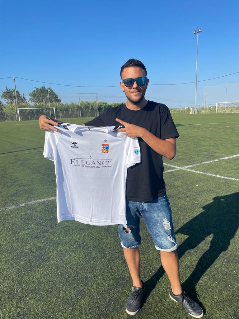 CE_Torrellenc's tweet photo. 📝 RENOVACIONS

- Àlex Gervilla, un dels capitans de l’equip, defensa central expeditiu amb bon remat de cap. 

- Christian Tosso, capità també de l’equip i ‘pitxitxi’ la darrera temporada. Davanter molt complet. 

Gràcies per seguir amb nosaltres! 

⚪️⚫️⚽️💪🏻 #3cat12 #futbolcat https://t.co/59chWWgScz