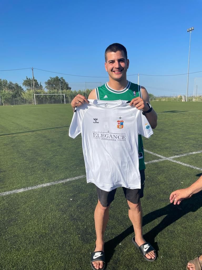 CE_Torrellenc's tweet photo. 📝 RENOVACIONS

- Àlex Gervilla, un dels capitans de l’equip, defensa central expeditiu amb bon remat de cap. 

- Christian Tosso, capità també de l’equip i ‘pitxitxi’ la darrera temporada. Davanter molt complet. 

Gràcies per seguir amb nosaltres! 

⚪️⚫️⚽️💪🏻 #3cat12 #futbolcat https://t.co/59chWWgScz