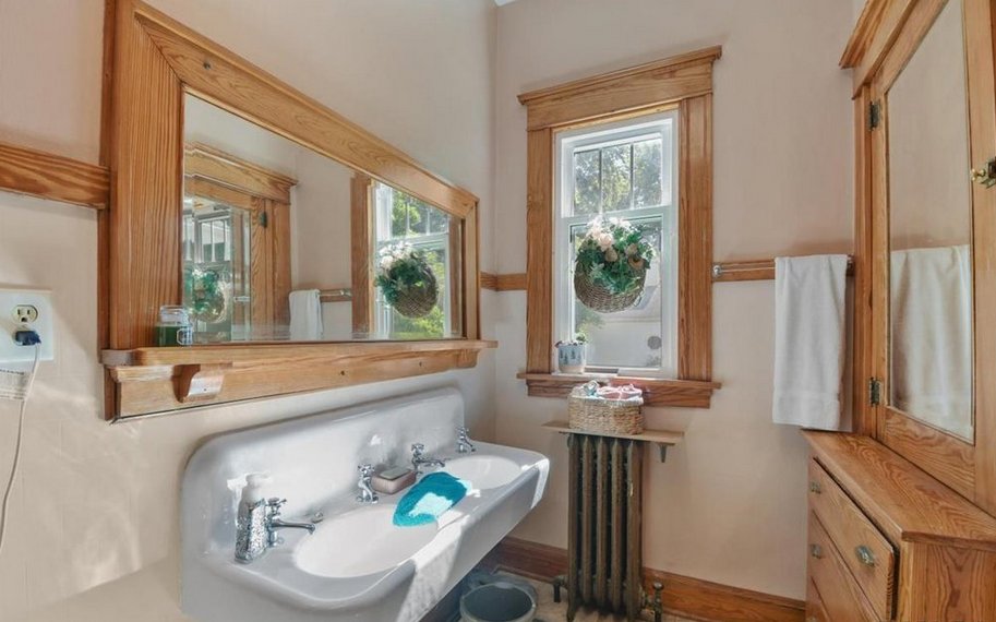 JGkeepitreal's tweet photo. New Listing: 350 Water St., Weldon, IL
6 bed, 3 bath, 3,504 sq. ft., $179,900
Expect to be impressed by the beautiful, original woodwork and craftsmanship throughout this home on five lots. Call Robert Nevill (217.899.0530). More information at https://t.co/FFmMeAotHw. #jgteam https://t.co/Kn2fkTp6CN