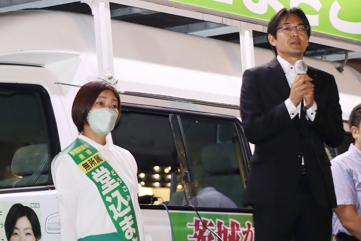 Dougomi_Makiko's tweet photo. カスミひたち野うしく店さま前にて、マイク納めをいたしました。
多くの皆さまに足をお運びいただき、ありがとうございました。
これまで本当に多くの方々に支えられ、本日を迎えることができました。
感謝しかありません。
明日、箱の蓋が閉まるまで、最後までのご支援を心よりお願いいたします。 https://t.co/2wZpycYaaF