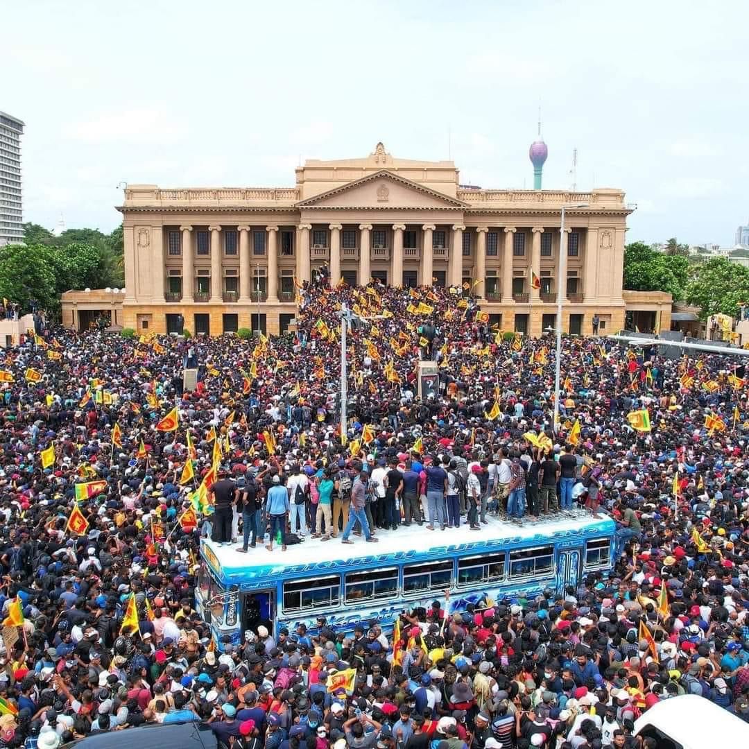 Dailymirror_SL's tweet photo. The people’s protest. 

#GotaGoHome #Aragalaya2022 https://t.co/rv8LAf0LxP
