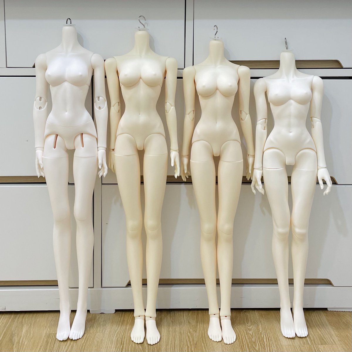 호환 확인하다가 찍어보는 큰여아 바디비교샷
퀸엘바 / 시델65 / 시델8타입 / 그레이스풀
뭔가 바디취향도 소나무라는 걸 느끼고 있음😂