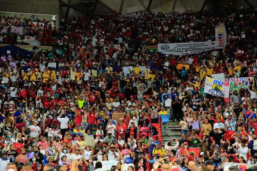 Vamos con ⁦<a href="/NicolasMaduro/">Nicolás Maduro</a>⁩ al frente construyendo el socialismo bolivariano y chavista en esta nueva época. Avanzar y vencer!
