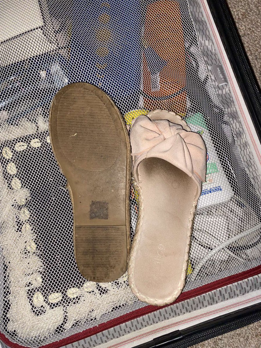 ReineClaraaa's tweet photo. Je vends une paire de claquettes bien crade porté pendant + 2 ans, odeur assuré et nettoyage obligé 😈 prix de départ 30€ 🦶🏼

• findom femdom moneyslave soumis fétichiste paypig domina pied pigeon slave esclave moneymiss • https://t.co/01tIjQYsrk