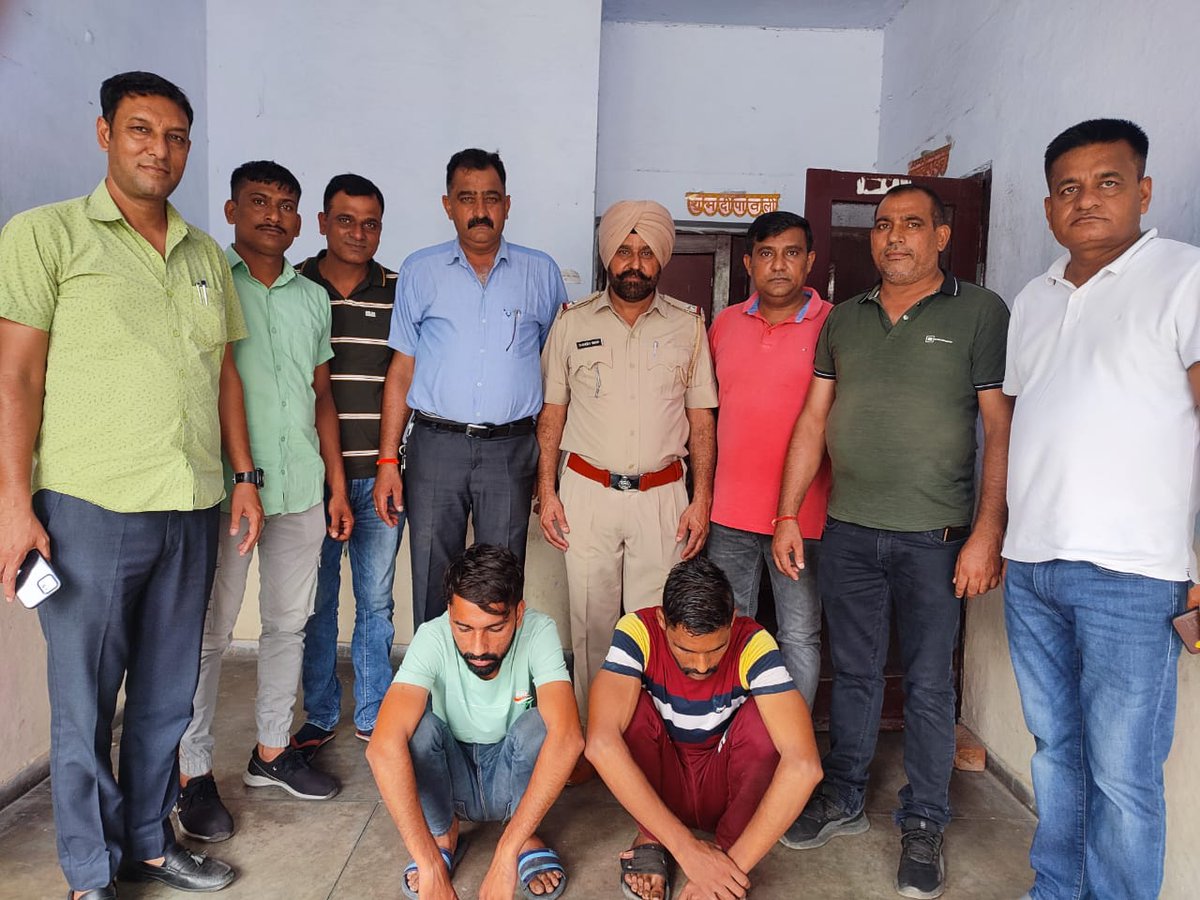 PoliceYnr's tweet photo. स्पेशल सेल की टीम ने मात्र 12 घंटे में, महिंद्रा पेट्रोल पंप पर हुई लूट के मामले में 2 आरोपी किए गिरफ्तार। आरोपियों से लूट सहित पांच वारदातों का हुआ खुलासा।जिनकी पहचान रामपुर माजरा वासी नवनीत व छोटी लाइन पेपर मिल गेट वासी अभिषेक मिश्रा के नाम से हुई।
@police_haryana 
@AmbalaIgp https://t.co/FE8Zk93n41