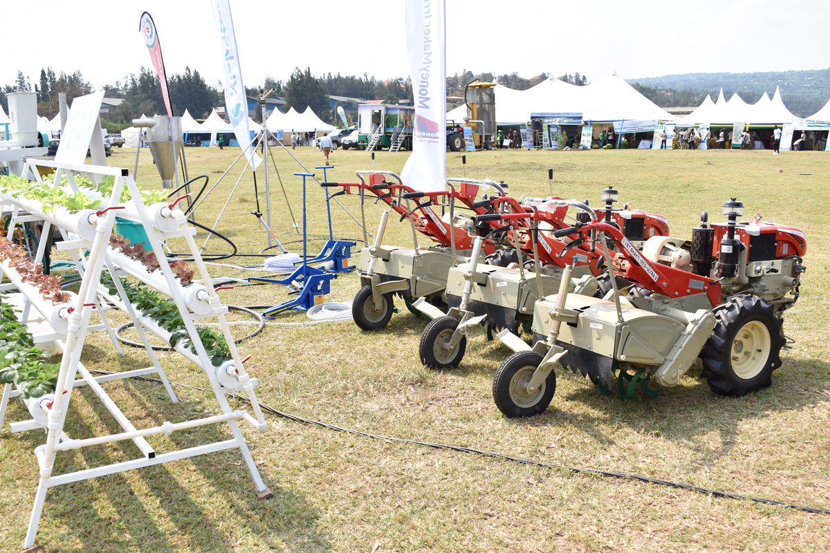 RwandaAgriBoard's tweet photo. Uyu munsi, Minisitiri w’Ubuhinzi n’Ubworozi 
@g_mukeshimana yafunguye ku mugaragaro Imurikabikorwa rya 15 ry’Ubuhinzi n’Ubworozi rifite insanganyamatsiko igira iti: “Kubaka Ubudahangarwa mu Buhinzi n’Ubworozi Hifashishijwe Ikoranabuhanga.”#RwandaAgriShow2022 https://t.co/AYQziXx6PB