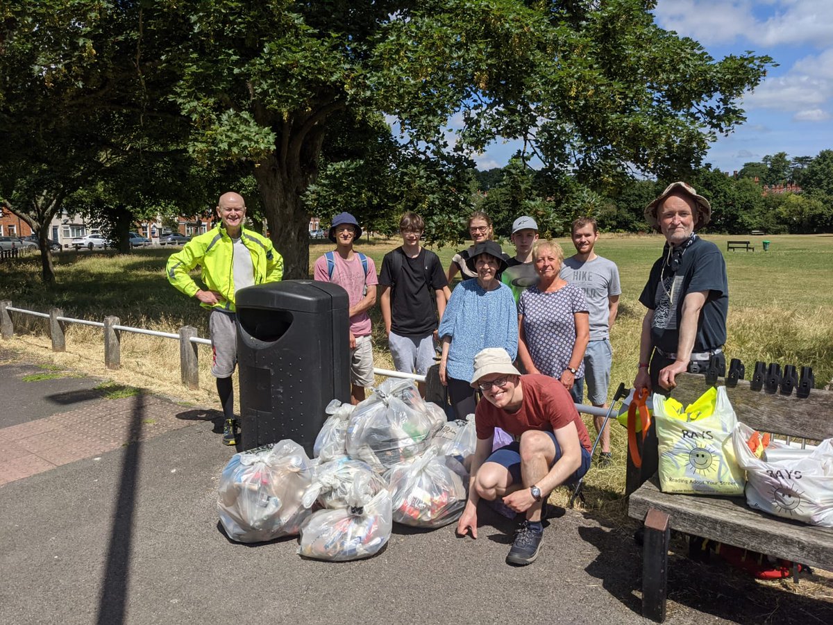 CavershamTidy's tweet image. Today we litter picked along Lower Henley Rd, South View Av. and Westfield Park. 
Perfect weather to be out and about, together, and do something helpful to the community! 
#keepCavershamTidy #Caversham #trashtag