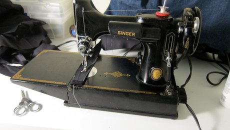 threadsmagazine's tweet photo. The Vintage Singer Featherweight: What's All the Hype About? https://t.co/l5Wn60Z0Sk https://t.co/Q49zYmaumH