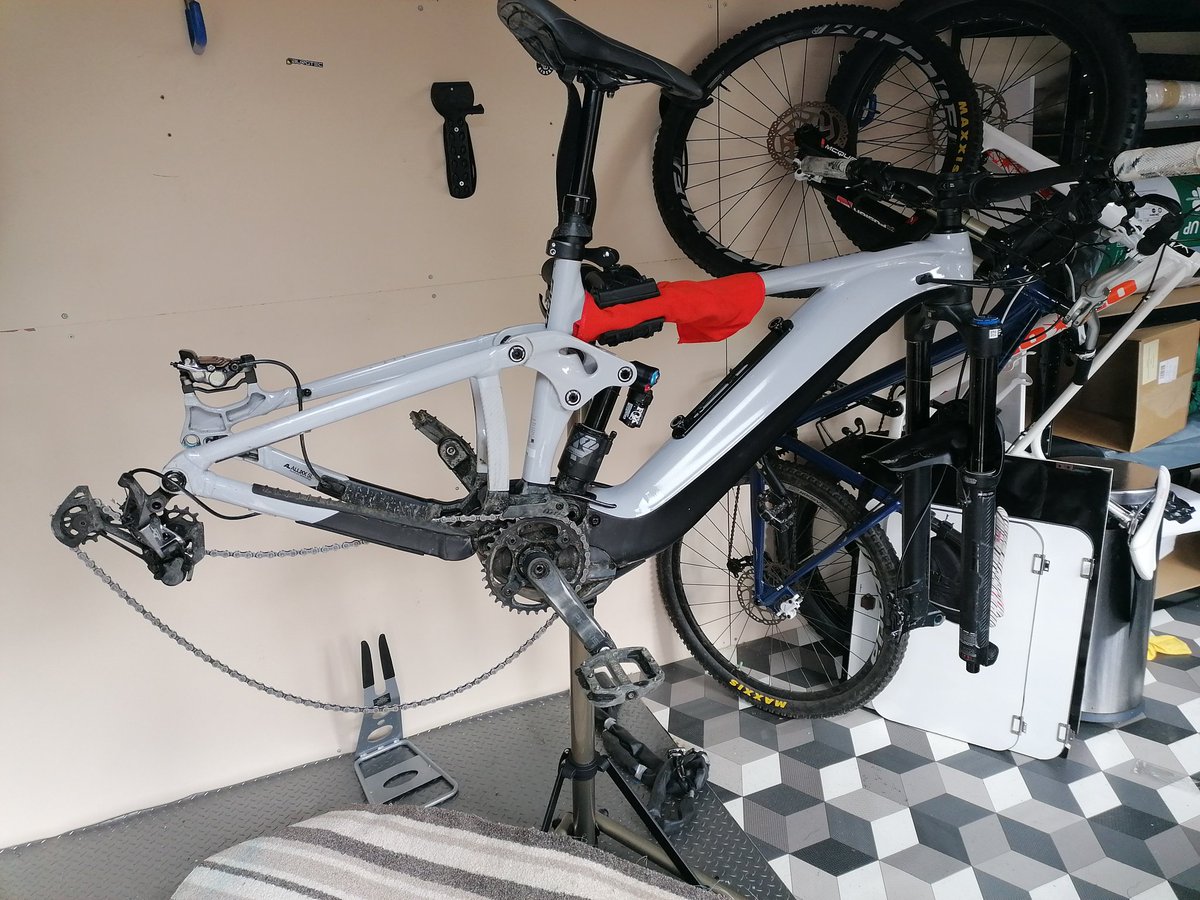 evanglis's tweet photo. 4hrs of maintenance on the reignE+ today after the last lakes trip. Surprised how little crap there was under the motor cover after 4 months of muddy use. Who thought putting a HR2 on the rear of this bike was a good idea🤔 Worn out already. #ukmtbchat #mtb #reigne https://t.co/JlgMFqnGGO
