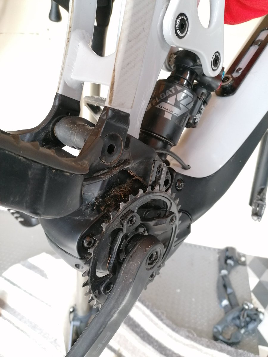 evanglis's tweet photo. 4hrs of maintenance on the reignE+ today after the last lakes trip. Surprised how little crap there was under the motor cover after 4 months of muddy use. Who thought putting a HR2 on the rear of this bike was a good idea🤔 Worn out already. #ukmtbchat #mtb #reigne https://t.co/JlgMFqnGGO