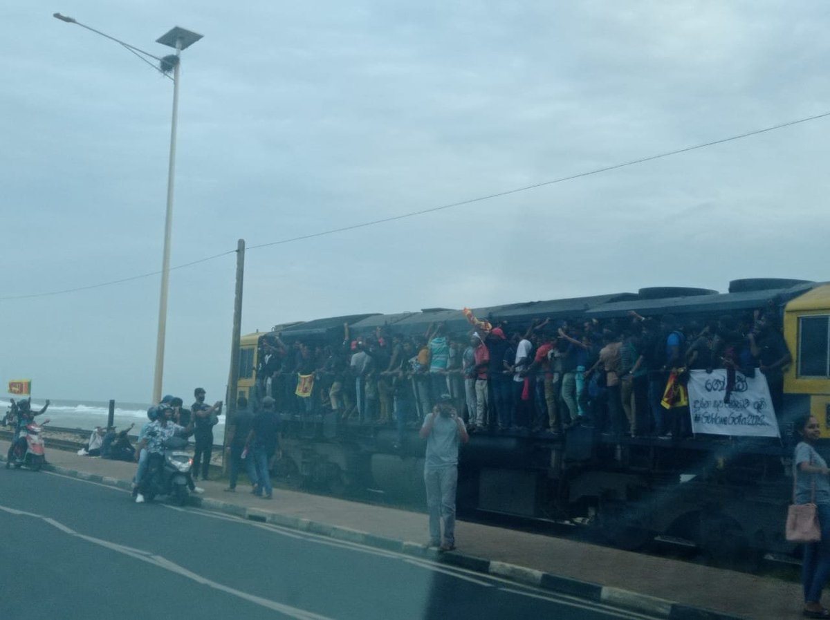economynext's tweet photo. #CountryToColombo #GotaGoGama #OccupyGalleFace #GoHomeGota #OccupyPresidentsHouse #PowerToThePeople https://t.co/KTzKcV4CNw