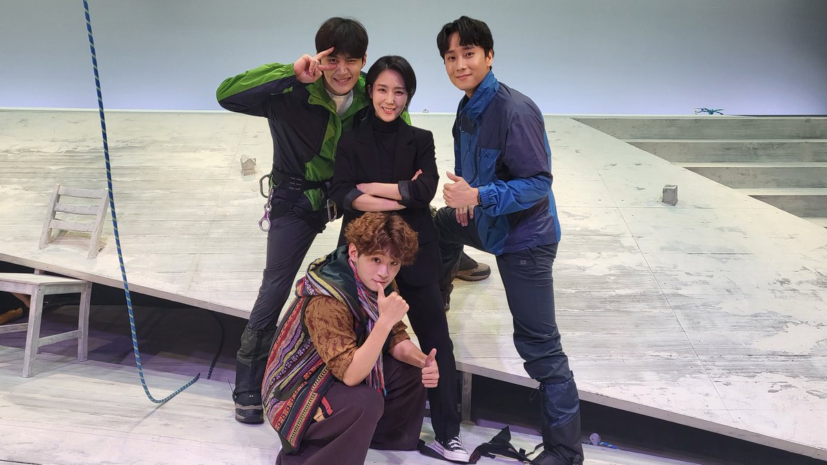 thebestplays's tweet photo. #연극열전9 #터칭더보이드 #첫공연

"사진 찍어줘, 우리들. 나중에 추억이 될 거야."

#김선호 조, #손지윤 새라, #정환 사이먼, #정지우 리처드의 첫 공연🏔 https://t.co/q0UFApTQEk