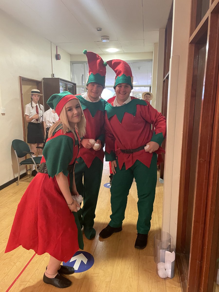 NewentPrincipal's tweet photo. Ready for the final performance! ⁦@NewentDrama⁩ ⁦@newentschool⁩ #sparkleandshine https://t.co/Ne9vP1BObk