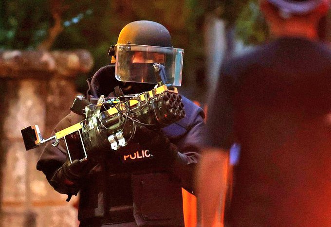 例の自作銃、どっかで見たことあると思ったらコレだよ。射程や口径こそ違うが機構はほぼ一緒っぽい。
https://t.co/SN3JDXSmUd 