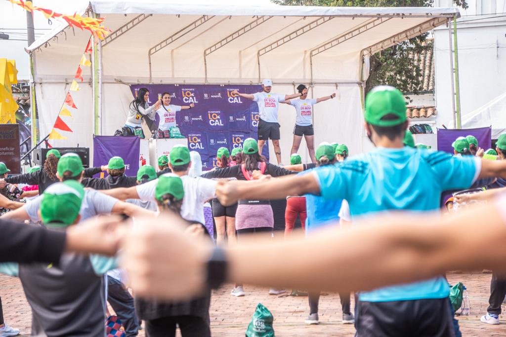 GobiernoBTA's tweet photo. ¡Las #ParadasDeportivas se toman Bosa!
Familias enteras disfrutan de actividad física, yoga 🧘🏻♀️ y rumba 💃 en la Plaza Fundacional y en 4️⃣ parques más de la localidad.
Acompáñanos y diviértete con #EsDeporteLocal. https://t.co/GrIX8myStE