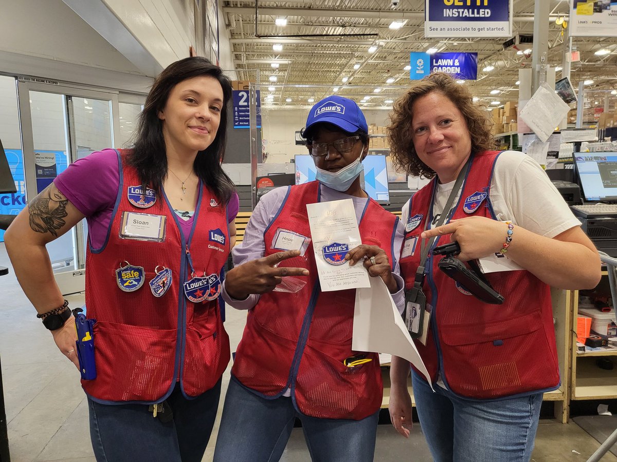 linac3676's tweet photo. Showing more appreciation to all of our front end associates at #2594lowes who take care of our customers. Thank you!!! #smartservice
#lowesawards
@LauraG813R1
@BenitoKomadina 
@JMB_Burnett https://t.co/BnFjskAdrq