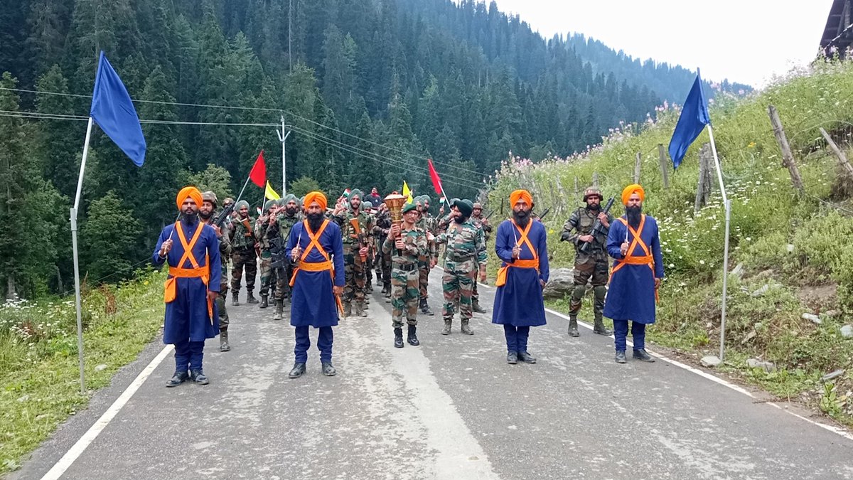 ChTasaduq1's tweet photo. #KargilVijayFlame was received at #Lockeran  #Kupwara with zeal &amp; enthusiasm. Large number of people from all walks of life including children witnessed the event &amp; paid tribute to the #DrasWarriors.
@ChinarcorpsIA
@adgpi 
@NorthernComd_IA 
@BSF_Kashmir https://t.co/UV5dEwm63I