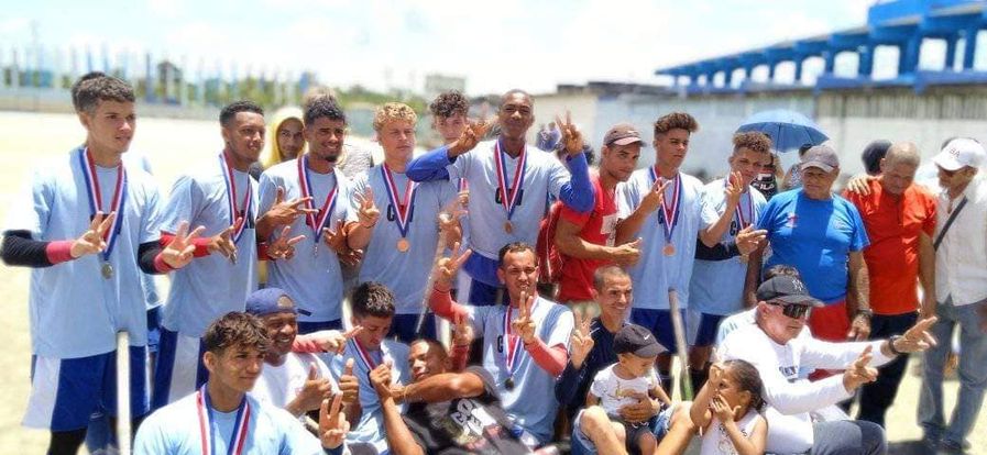 AlexanderBongo8's tweet photo. Felicidades a todos los atletas juveniles de nuestras EIDE y EPEF que  han estado participando en los juegos nacionales juveniles,los que de una forma u otra han alcanzado medallas. Muchas felicidades y sigan así ustedes son el futuro del deporte cubano
#FEEMDeCuba #Deportecubano https://t.co/qOcYMa9Pgb