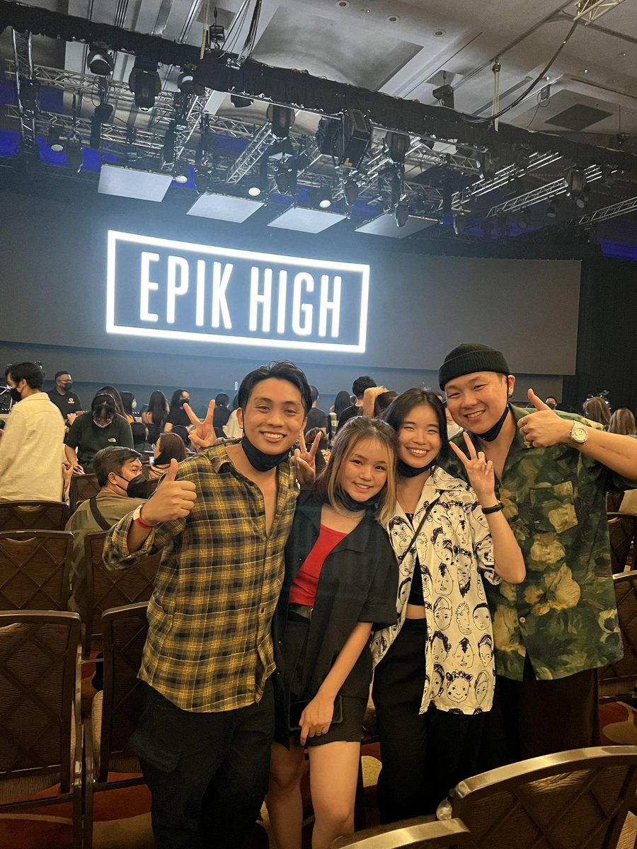 rafhafz's tweet photo. thank you big man @blobyblo for noticing and talking to me over the mic when i was cheering for @realmithrajin during one of the intermissions  🤩 #EpikHighIsHere #epikhighisheresg https://t.co/8BKrrkfwV9