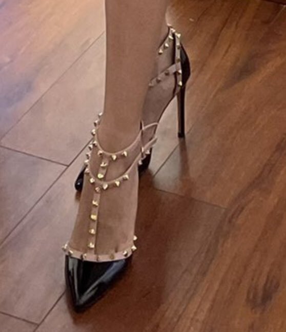 TiangelC's tweet photo. @Yaidelis_G Ajooo!! si hay plata para zapatos Valentino Garavani de $790 dólares 💵   

#Panamá https://t.co/UzsW543vSh