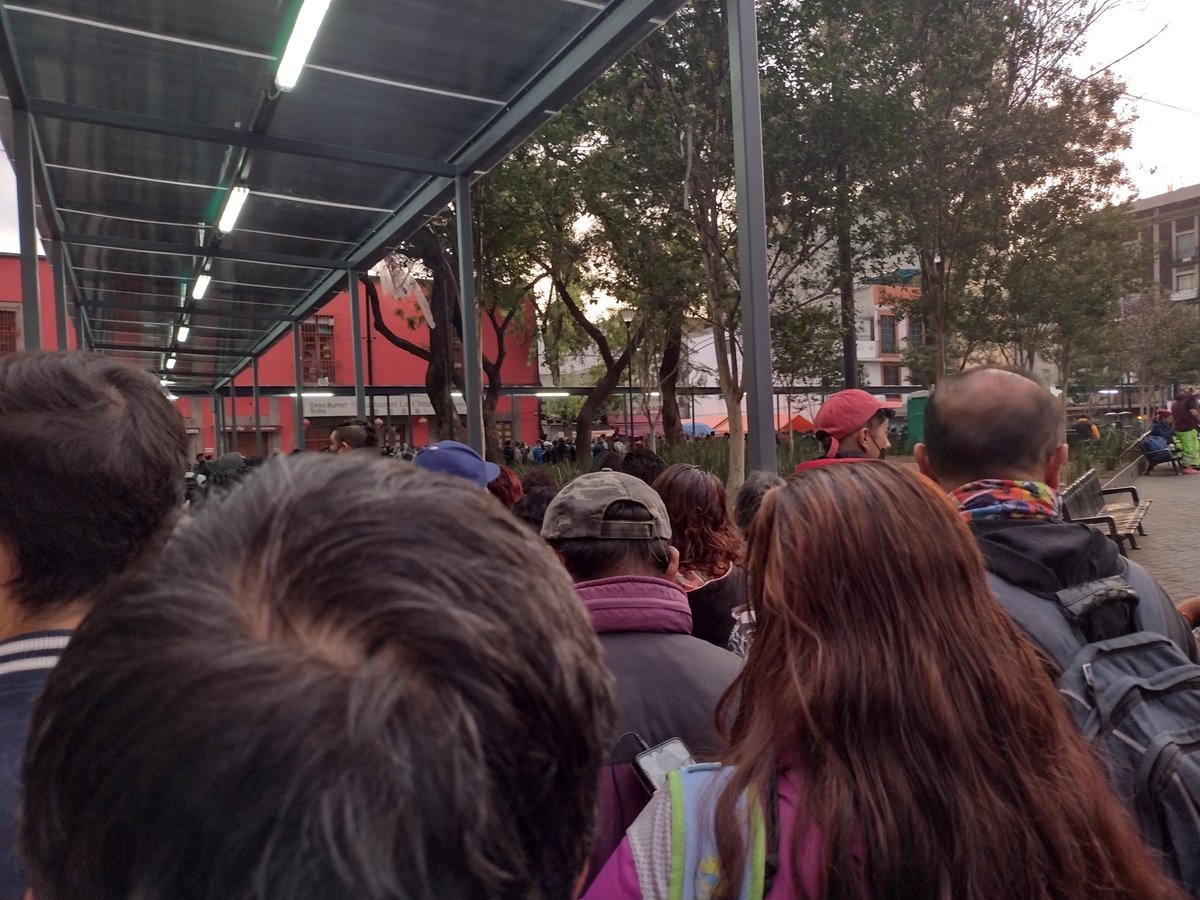 MORAL3X's tweet photo. Pocos autobuses para trasladar a los usuarios del tramo Pino Suarez-Observatorio, cerrado... https://t.co/Wtw5tPstLx