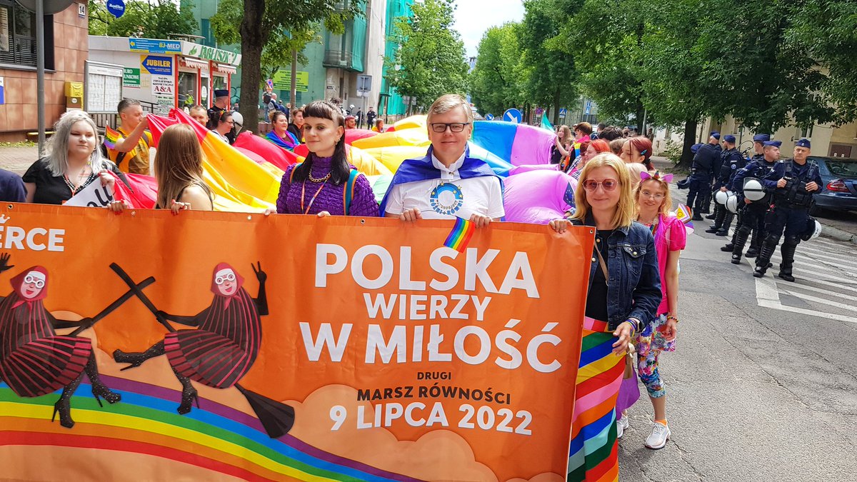 EUinWroclaw's tweet photo. Polska wierzy w miłość! Dziś jesteśmy na #MarszRówności 🏳️‍🌈 w @miasto_kielce, żeby przypomnieć, że codziennie działamy na rzecz równości osób #LGBTIQ 🏳️‍🌈 w Polsce🇵🇱

#EU4LGBTIQ #UniaRówności 🇪🇺 https://t.co/PFw8D58tv0
