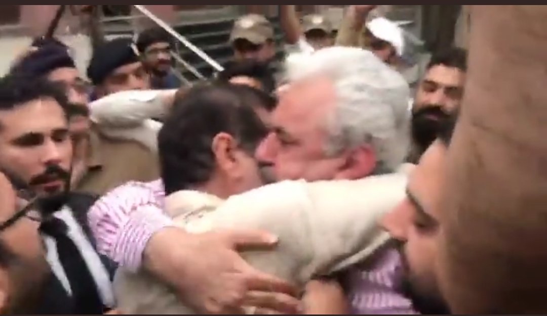 waqas_amjaad's tweet photo. ہر ایک کی زندگی میں صدیق جان جیسے چھوٹے بھائی اور عارف حمید بھٹی جیسے بڑے بھائی ہونے چاہیے۔۔ https://t.co/Kqpuq6H5rP