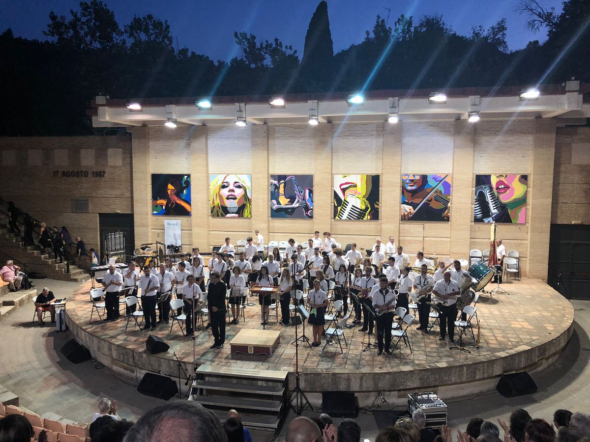 umscdevillar's tweet photo. Nuestra banda ofreció ayer un gran concierto en el festival organizado por el Forum Iberoamericano de Música para Vientos que se celebra estos días en Buñol. En el programa el pasodoble Angelita y Three Sketches de Luis Serrano y la Suite para banda núm. 2 de Victoriano Valencia. https://t.co/sTKmnav2YD