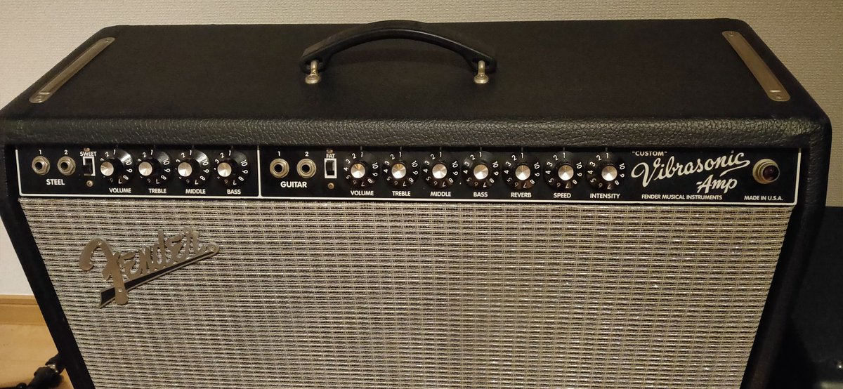 THEKINGOFZGB2's tweet image. これマジで音良い。気持ち良すぎてずっと弾いてられる。
設計はVibro-KingやToneMasterのデザイナー、BruceZinky
凄い安く買えた。
調べたらZinkyが左Chが負帰還させてないTwinで右ChはVKやTMみたいな。
ということで、何か２つ売る約束。
@masaki110guitar
#PaulRivera
#CesarDiaz
#BruceZinky