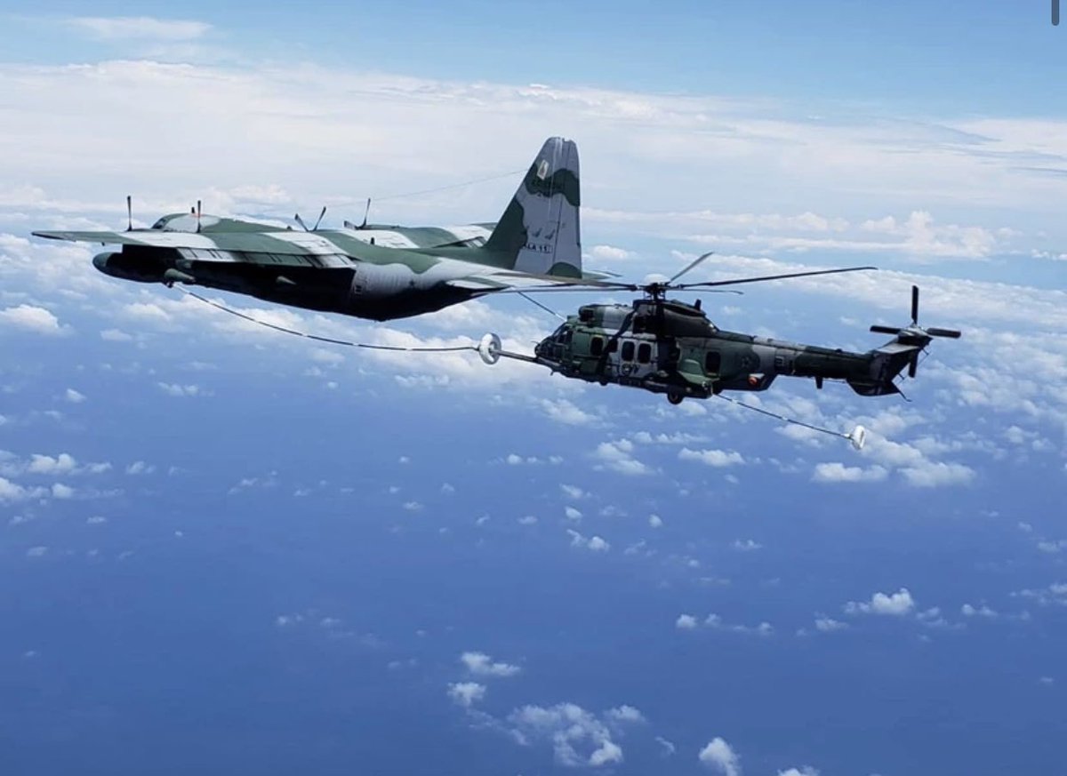 PucaraDefensa's tweet photo. La @fab_oficial realiza primer ejercicio de #reabastecimiento en vuelo con #helicopteros
@govdefesa #fab #revo #comprep @LockheedMartin #Hercules #kc130 #h36 #caracal @AirbusHeli @HelisDatabase
https://t.co/k3YYG4EP4C https://t.co/h3lpA6DMxb