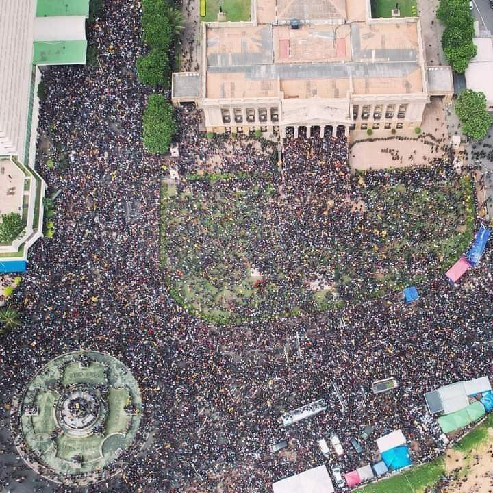 SriLankaTweet's tweet photo. Protests continue in Colombo Sri Lanka, demanding President &amp; PM to step down. 
📌Protesters storm President's House 
📌Protesters storm President's Office
📌Protesters storm Prime Minister's House
📸Twitter #LKA #SriLanka #EconomicCrisisLK #SriLankaCrisis  #SriLankaProtests https://t.co/pzJlKUG4Qo