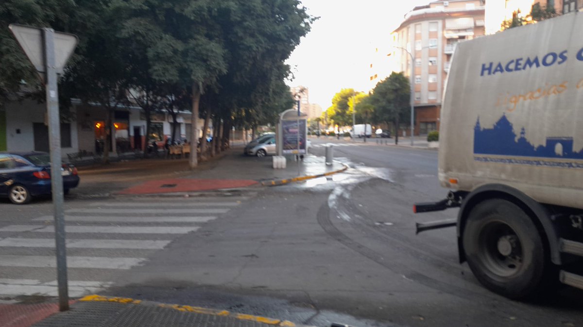 TalaveraAyto's tweet photo. #PolíticaMedioambientalSostenible #ImagenDeCiudad #Limpieza #Diaria #Hojas #Baldeos #Calles #Parques #TalaveraDeLaReina https://t.co/a2DGrLEnXu