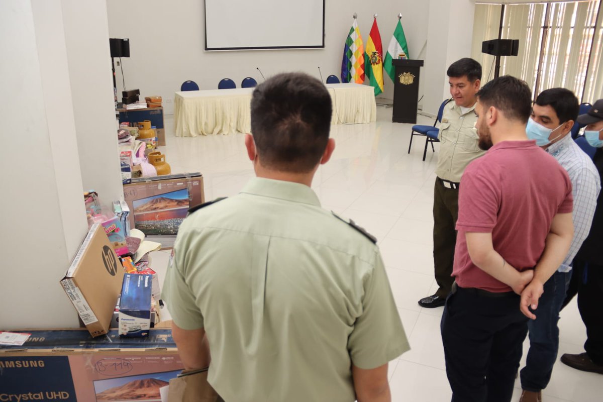 EDelCastilloDC's tweet photo. 1/2 Hace minutos realizamos la entrega de víveres, electrodomésticos y otros accesorios a las familias de los policías y el voluntario del #GACIP que perdieron la vida hace un par de semanas en el municipio de #Porongo. https://t.co/7NYQal10a5